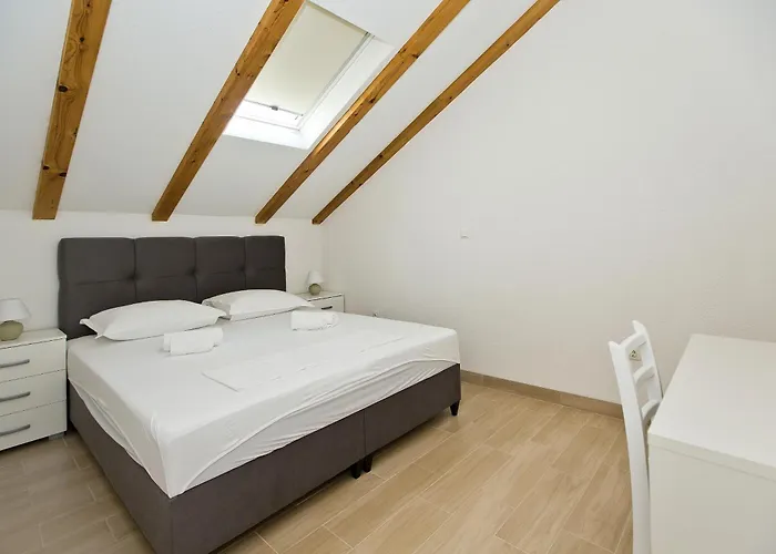 شقة And Zvjezdana *