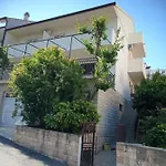 And Zvjezdana 赫瓦尔
