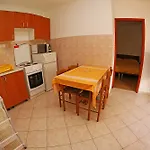 And Zvjezdana 赫瓦尔
