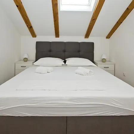 Apartman And Zvjezdana