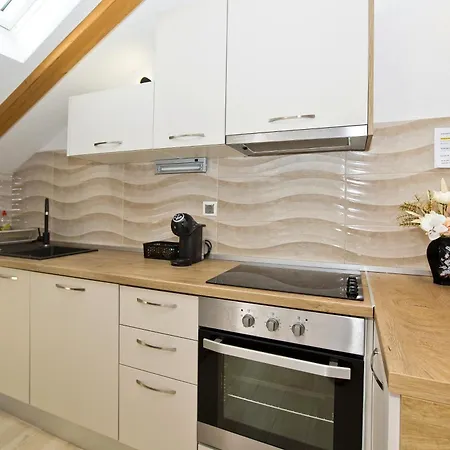 And Zvjezdana 아파트 흐바르